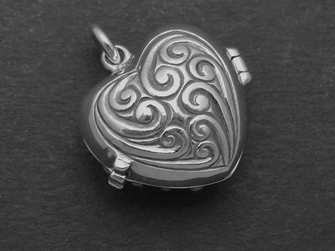 Medaille in Herzform aus Silber mit zeitlosem, geschwungenem Muster, ideal als Schmuckstück mit Perle und Smaragd, vom Juwelier Harnisch, perfektes Geschenk für besondere Anlässe.