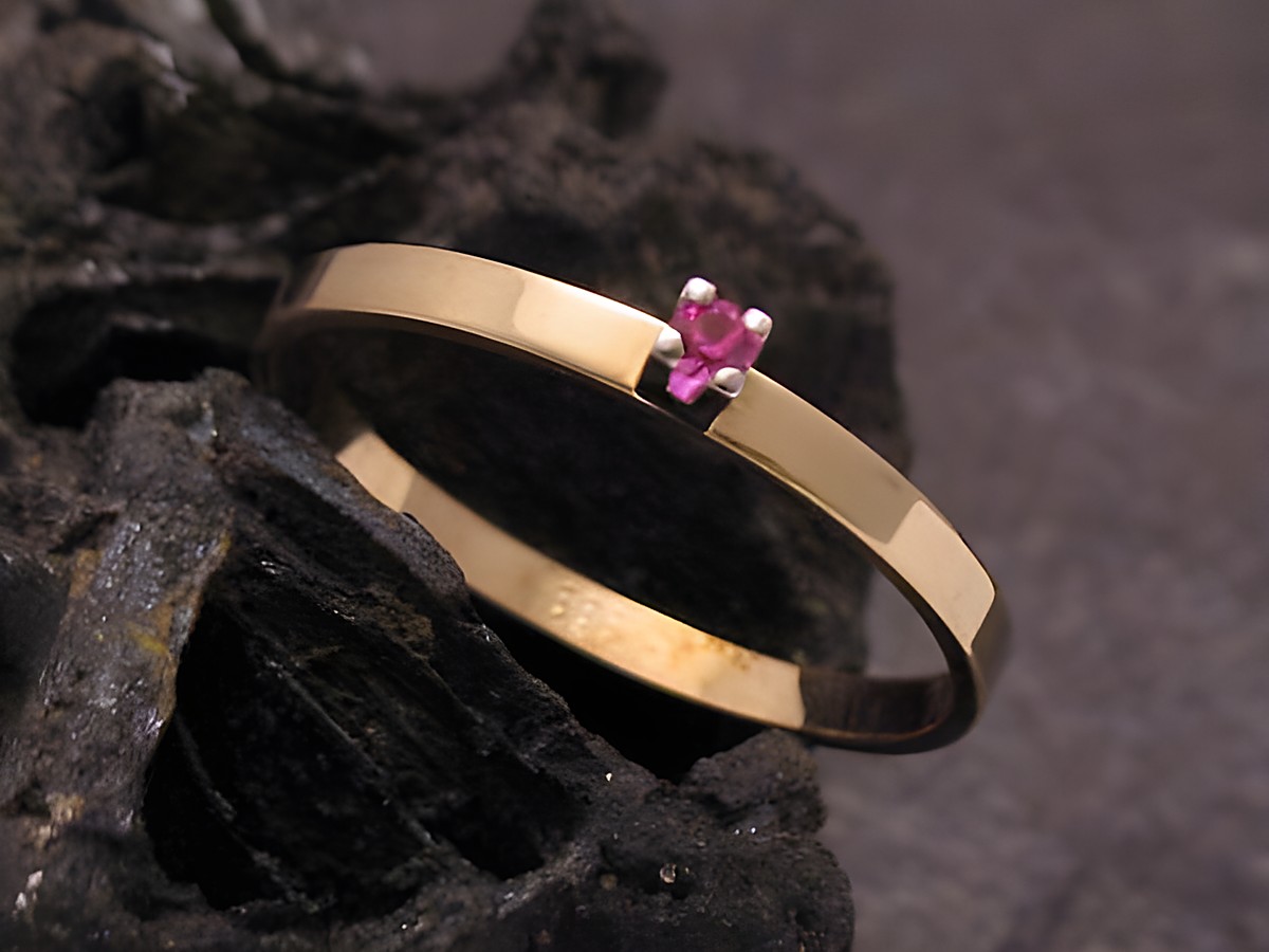 Goldring zart Gold 333 mit synthetischem Rubin, Größe 56,5, Hersteller Juwelier Harnisch, bis Größe 58/18,5.
