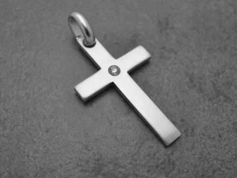 Kreuz Anhänger aus 35 mm Sterling Silber rhodiniert mit funkelndem weißen Zirkonia Stein, Hersteller Juwelier Harnisch, elegant und zeitlos im Design.