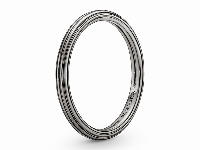 149591048-0 Pandora ME Ring aus Sterlingsilber mit Ruthenium-Finish in Größe 48, schlichtes Design mit mehreren feinen Linien, ideal als modisches Accessoire oder für persönliche Sammlungen.