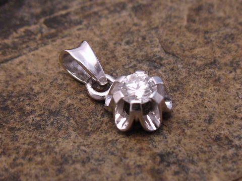 46757-0 Weißgold Anhänger zeitlos mit Brillant, gefertigt aus Weißgold 585, Hersteller Juwelier Harnisch. Der Anhänger zeigt einen funkelnden Diamanten in eleganter Fassung.