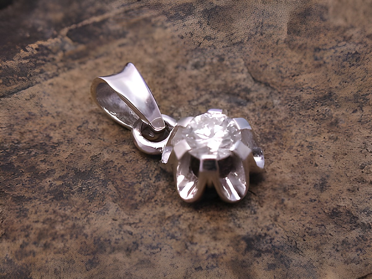 Weißgold Anhänger zeitlos mit Brillant, gefertigt aus Weißgold 585, Hersteller Juwelier Harnisch. Der Anhänger zeigt einen funkelnden Diamanten in eleganter Fassung.