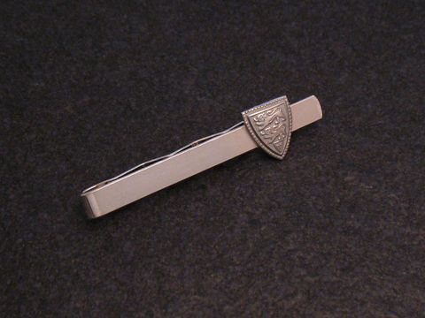 Krawattenklammer aus echtem Silber mit Wappen, Hersteller Juwelier Harnisch, zeigt ein elegantes Design, ideal für formelle Anlässe und stilvolle Auftritte.