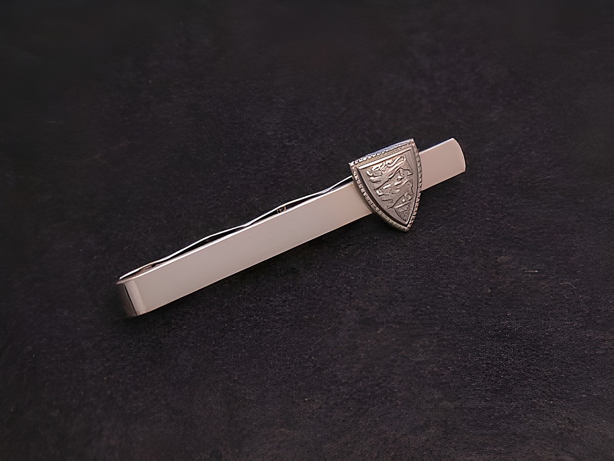 Krawattenklammer aus echtem Silber mit Wappen, Hersteller Juwelier Harnisch, zeigt ein elegantes Design, ideal für formelle Anlässe und stilvolle Auftritte.