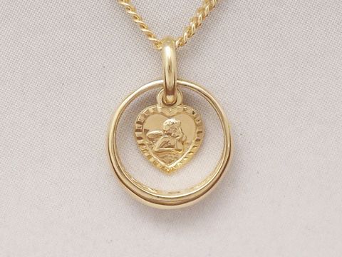 Taufring mit Schutzengel Herz aus Gold 585 und Rubin, hergestellt von Juwelier Harnisch, elegantes Design für besondere Anlässe, symbolisiert Schutz und Liebe.