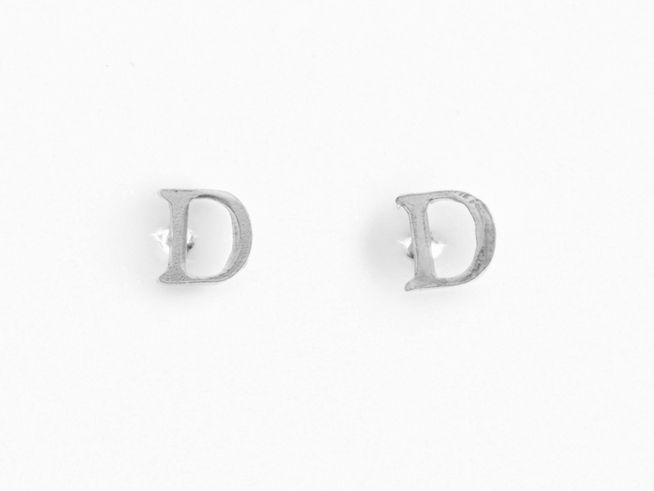 Silberne Ohrstecker in Form des Buchstabens D aus 925er Silber mit Initialien, hergestellt von Juwelier Harnisch, ideales Accessoire für jeden Anlass.