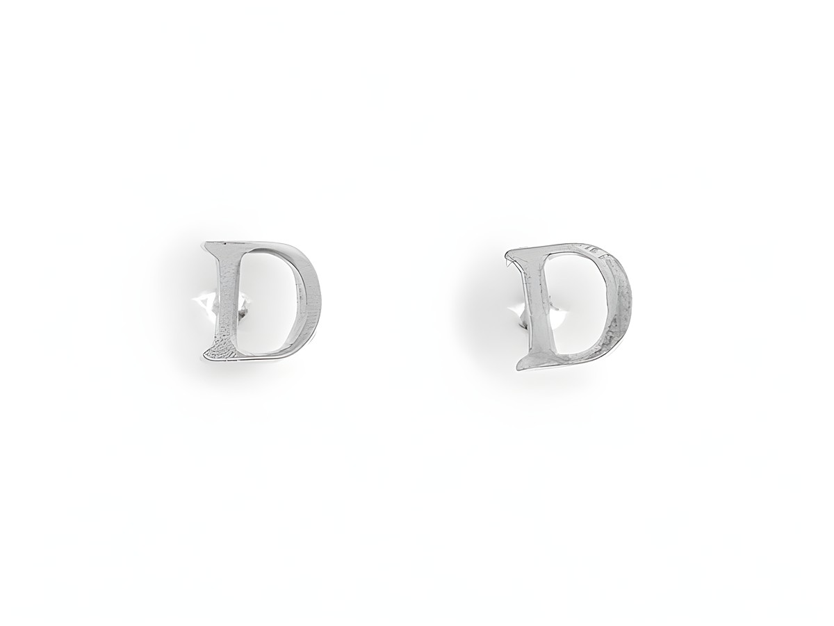 Silberne Ohrstecker in Form des Buchstabens D aus 925er Silber mit Initialien, hergestellt von Juwelier Harnisch, ideales Accessoire für jeden Anlass.