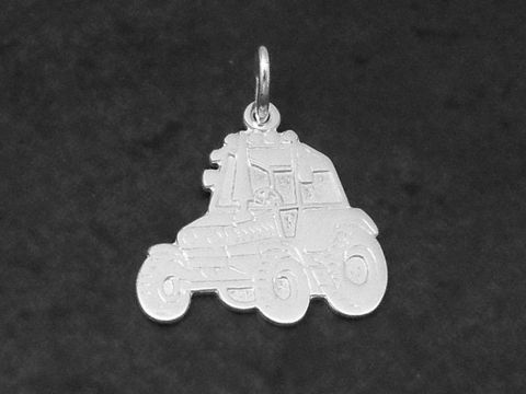 Traktor Silber Anhänger technisch teilmattiert von Hersteller Juwelier Harnisch zeigt eine detaillierte Darstellung eines Traktors als Schmuckstück für Fahrzeuge.