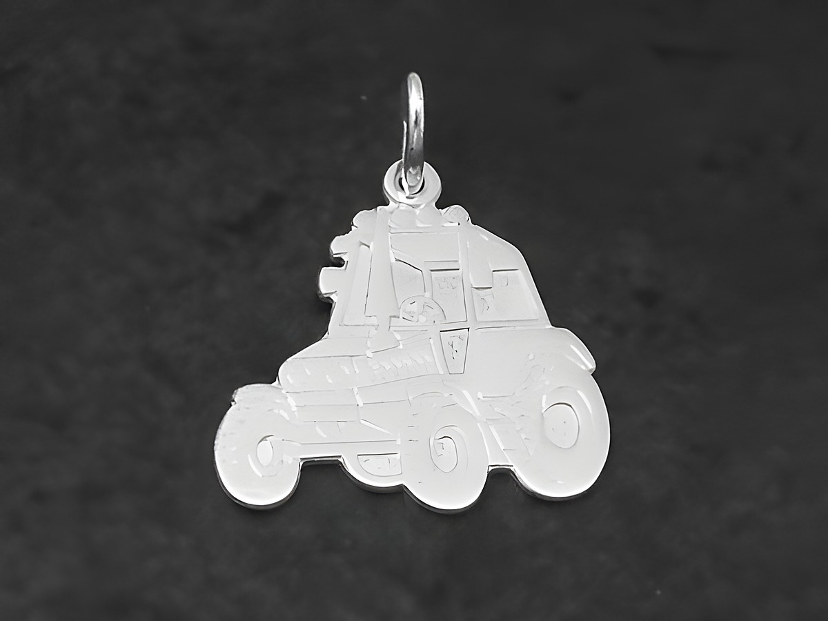 Traktor Silber Anhänger technisch teilmattiert von Hersteller Juwelier Harnisch zeigt eine detaillierte Darstellung eines Traktors als Schmuckstück für Fahrzeuge.