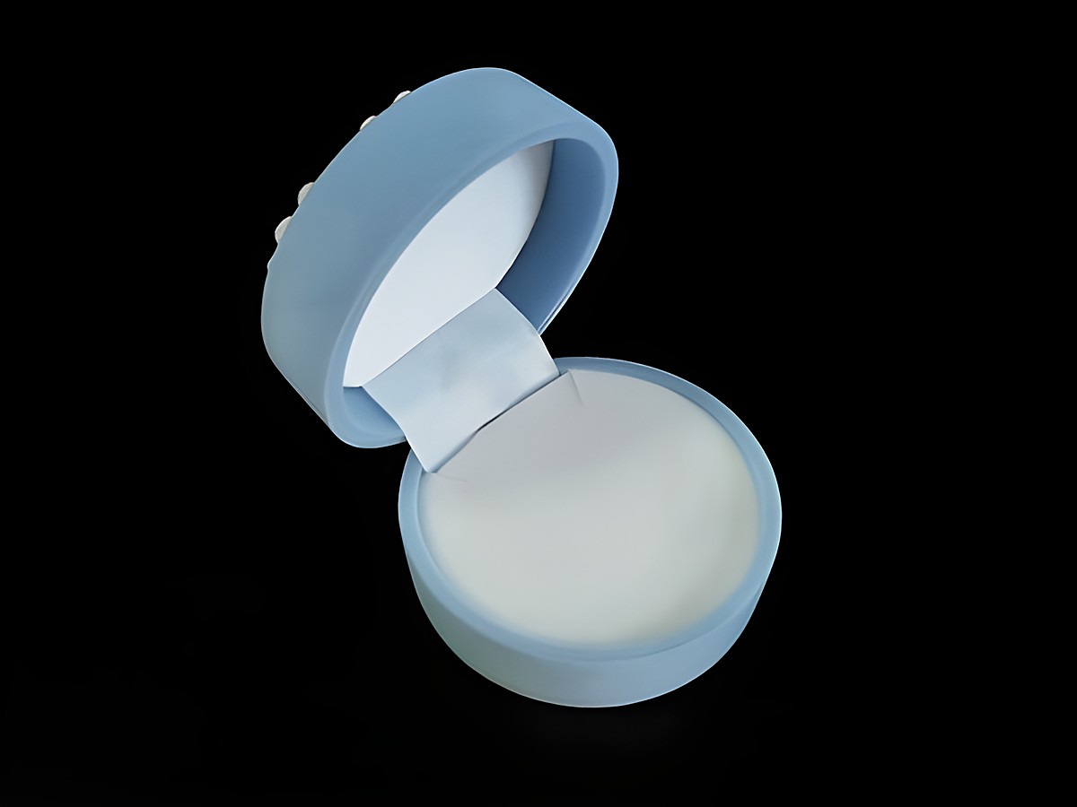 Geschenkschachtel in rund, hellgrau mit Schneeflocken-Muster, Durchmesser 53 mm, Hersteller Juwelier Harnisch, ideal für Geschenktaschen und als Figur. – Ansicht 2