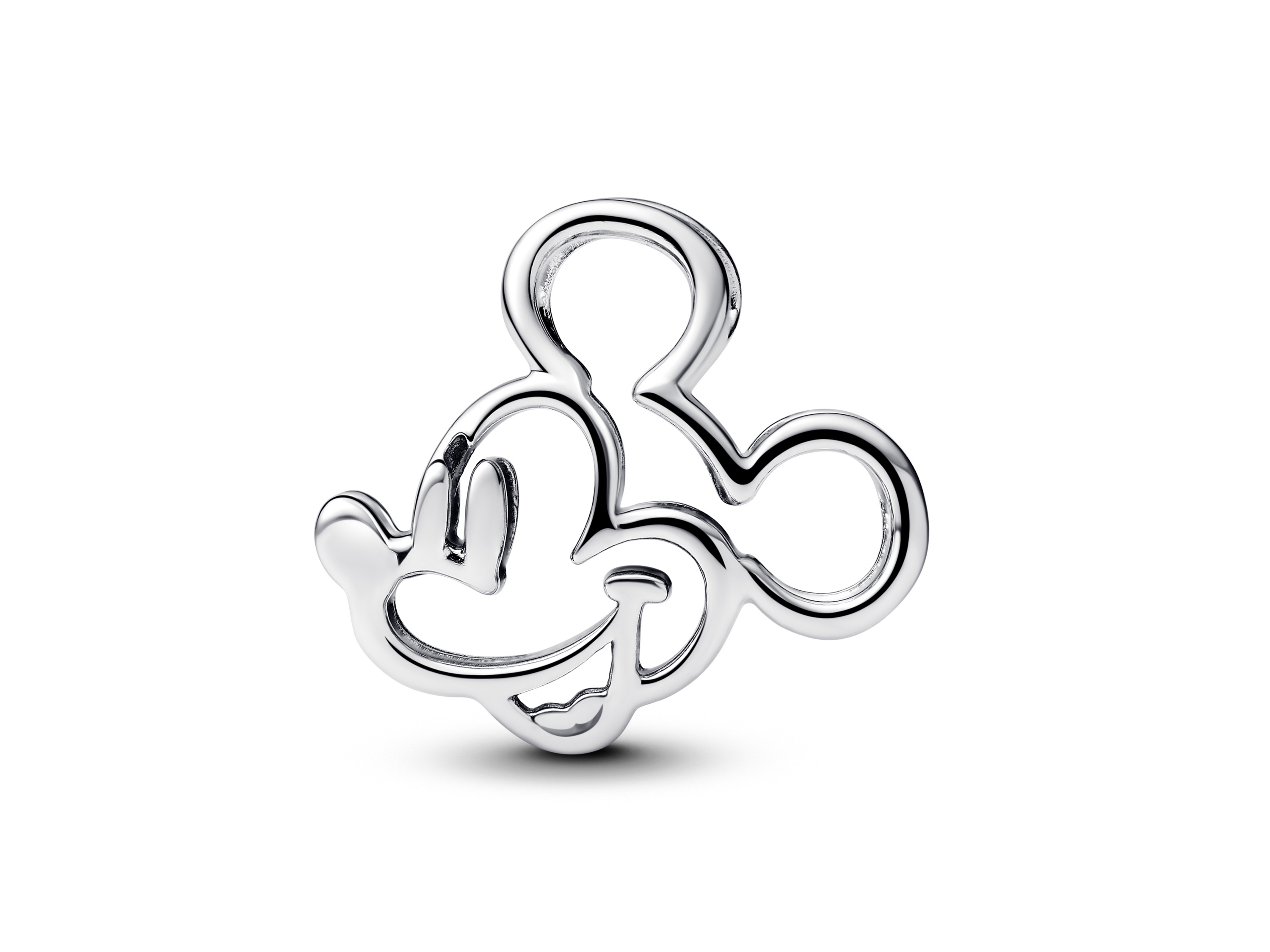 Ein Mickey Mouse Charm aus Sterling Silber von Pandora zeigt lächelndes Gesicht und charakteristische Ohren in geschwungener Form, ideal für Disney-Fans und Schmuckliebhaber.