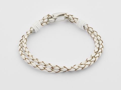Leder Armband 2 fach geflochten in cremeweiß mit einer Länge von 23 cm, Hersteller Juwelier Harnisch, hochwertiges Leder-Armband mit schickem Verschluss.