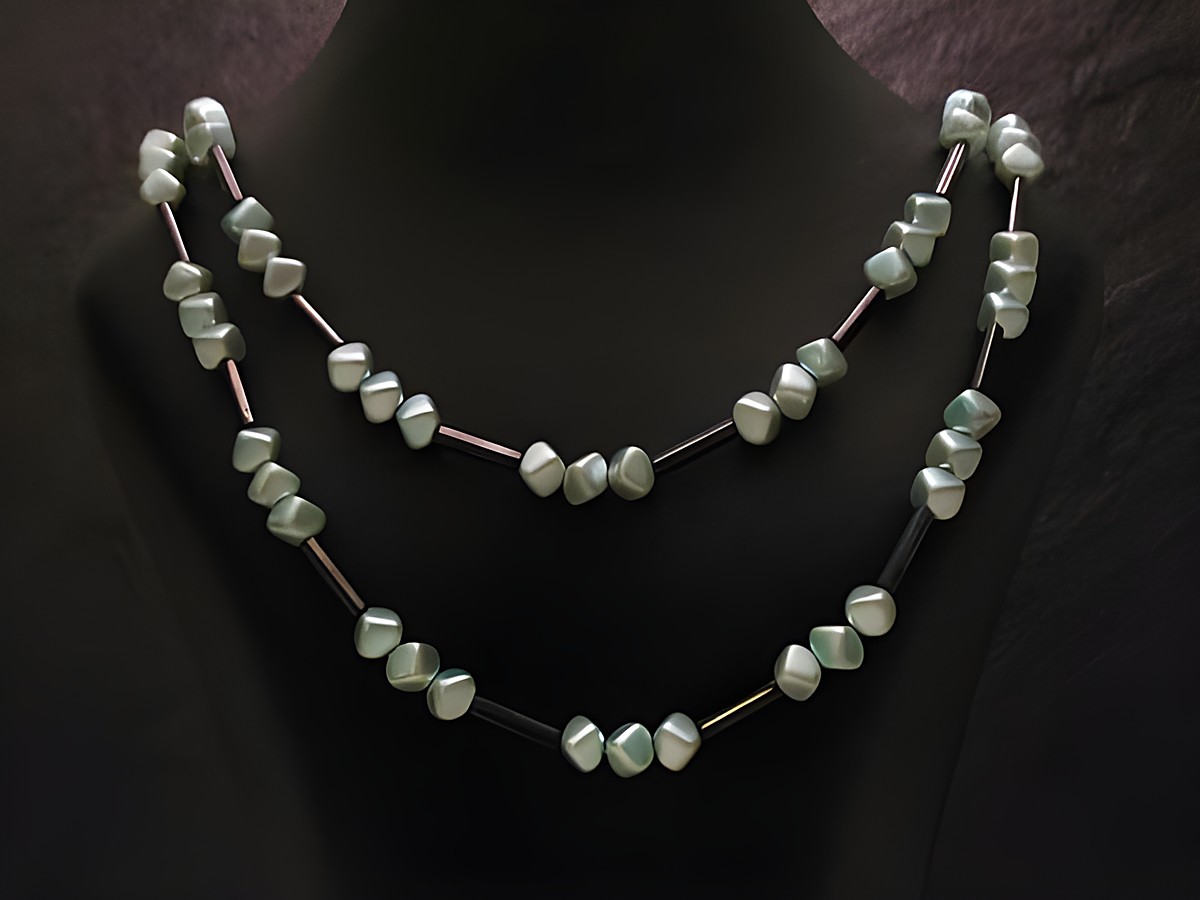 Zweireihige Kette eckige Perlen -NEU- Blau - Hersteller: Juwelier Harnisch, Perlenketten, aus glänzenden, blauen eckigen Perlen in zwei Reihen für eleganten Look.