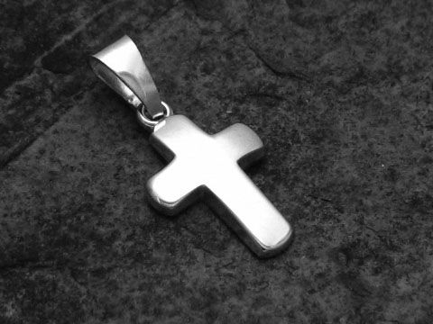 Anhänger aus Sterling Silber in Form eines kleinen, polierten Kreuzes, hergestellt von Juwelier Harnisch, schlichtes Design auf dunklem Hintergrund.