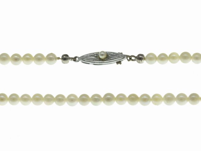 Perlenkette mit Akoya-Zuchtperlen in der Größe 4-4,5 mm, Farbe Weiß, Länge 44 cm, mit einem hochwertigen Silberverschluss, hergestellt von Juwelier Harnisch, klassisches Design.