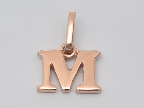 Buchstabe M Anhänger aus 925 Sterling Silber, rosé vergoldet, Hersteller Juwelier Harnisch, elegantes Design für persönliche Schmuckstücke.