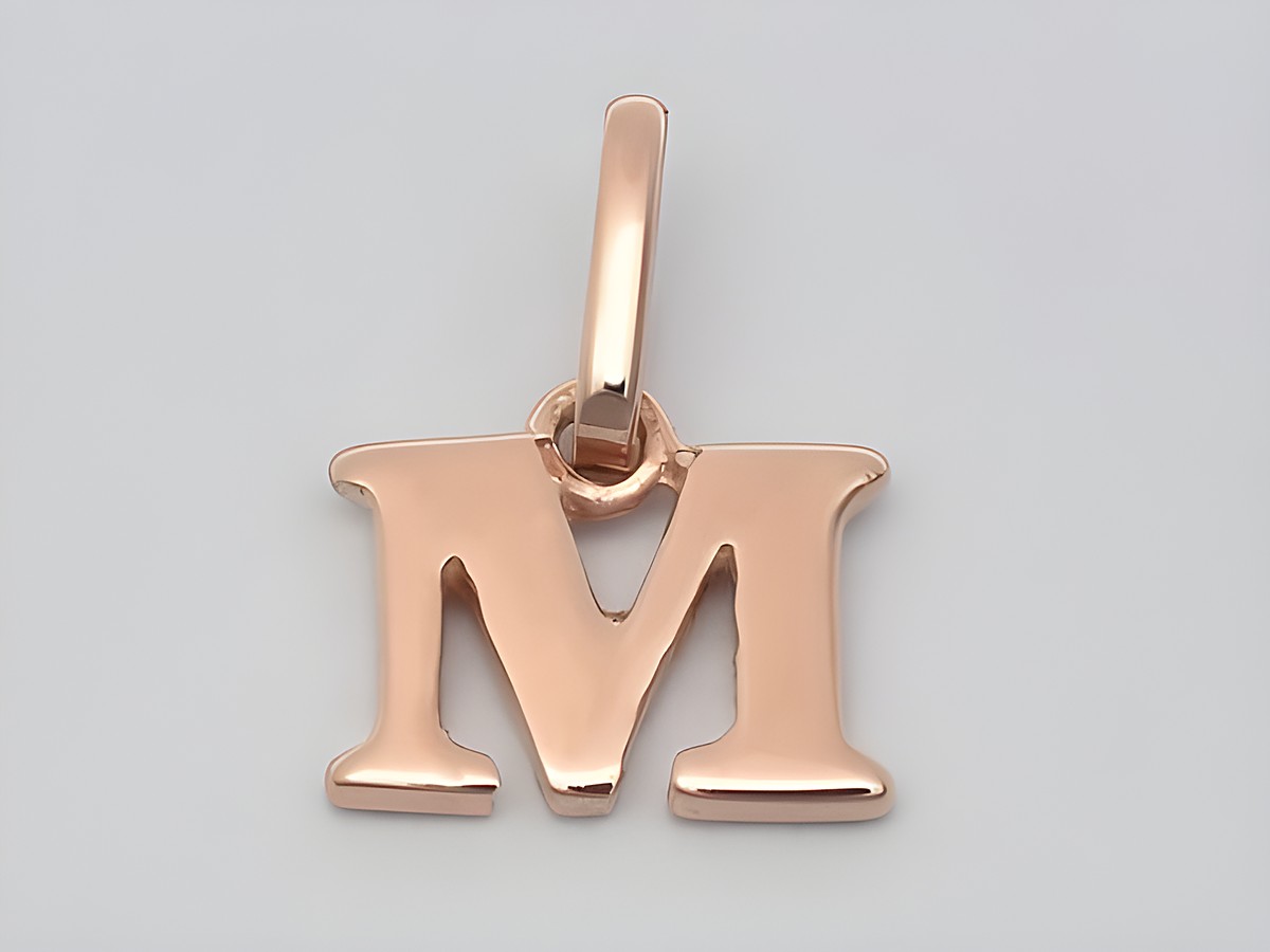 Buchstabe M Anhänger aus 925 Sterling Silber, rosé vergoldet, Hersteller Juwelier Harnisch, elegantes Design für persönliche Schmuckstücke.