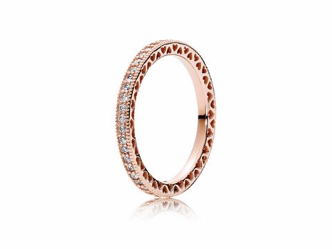 79215905-0 Der Ring von Pandora im Farbton PANDORA Rose hat ein elegantes Design mit unendlichen Herzen und funkelnden Zirkonia. Größe 58/18,5, ideal für stilvolle Auftritte.