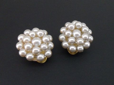 71678-0 Ohrclip in hellgrau Perlentraum mit goldfarbenem Finish, gefertigt aus synthetischen Zuchtperlen, Hersteller Juwelier Harnisch, elegant und modisch.