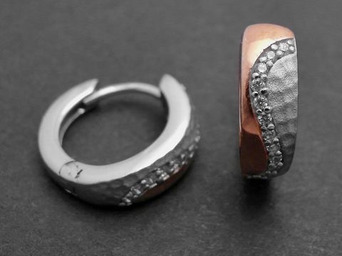 Silber Ohrringe - Creolen rhodiniert - weiß elegant - Zirkonia - 1,3 cm vom Hersteller Juwelier Harnisch. Modernes Design mit glänzenden und strukturierten Elementen, ideal für jeden Anlass.