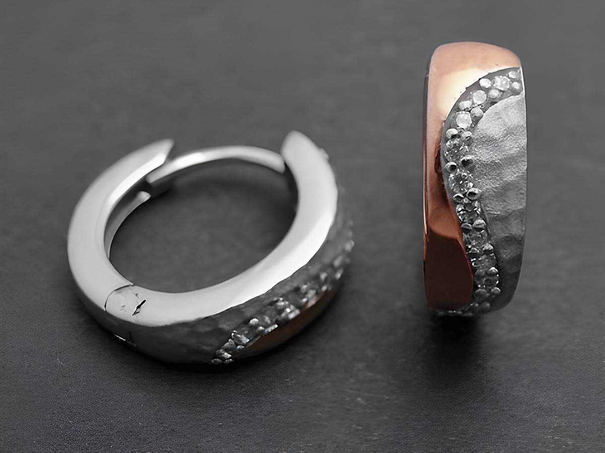 Silber Ohrringe - Creolen rhodiniert - weiß elegant - Zirkonia - 1,3 cm vom Hersteller Juwelier Harnisch. Modernes Design mit glänzenden und strukturierten Elementen, ideal für jeden Anlass.