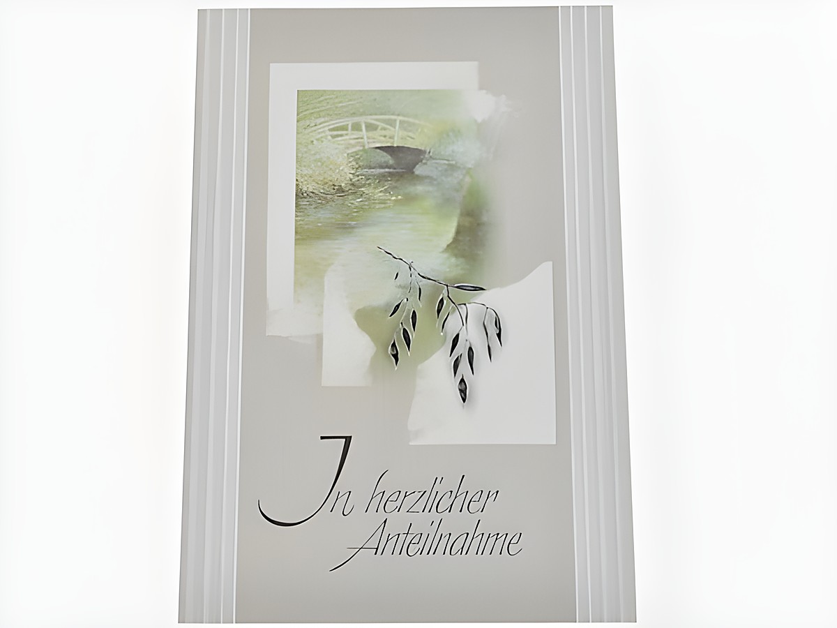 Trauerkarte mit sanftem Motiv einer Brücke und einem fließenden Gewässer, verziert mit einem Blatt. Text in eleganter Schrift: In herzlicher Anteilnahme. Hersteller: Juwelier Harnisch.
