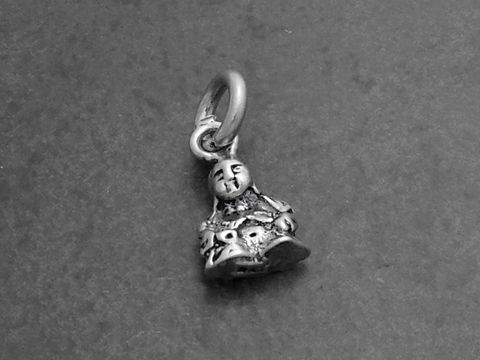 Buddha Anhänger aus 925 Sterling Silber, detailreich gestaltet, religiös-symbolische Darstellung, gefertigt von Juwelier Harnisch, ideal als Schmuckstück oder Geschenk.