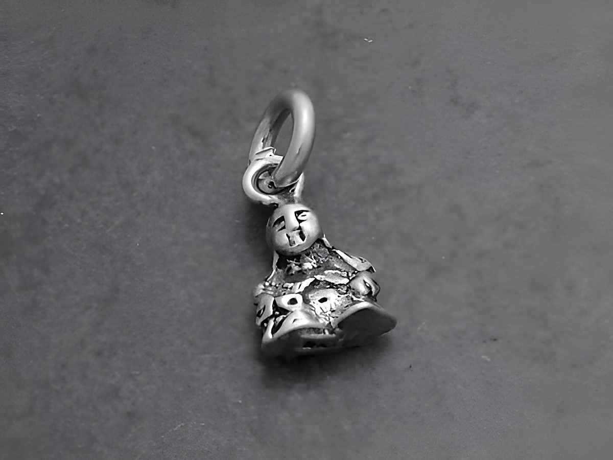Buddha Anhänger aus 925 Sterling Silber, detailreich gestaltet, religiös-symbolische Darstellung, gefertigt von Juwelier Harnisch, ideal als Schmuckstück oder Geschenk.