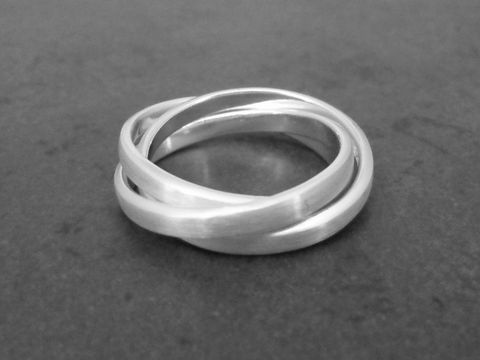 Dreifacher Ring aus Sterling Silber, mattiert, in Größe 66 von Juwelier Harnisch, geeignet für größere Fingergrößen über 60 oder 19,1, modernes und elegantes Design.