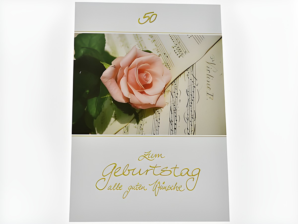 Geburtstagskarte mit einer rosafarbenen Rose auf Notenpapier, verziert mit der Aufschrift Zum Geburtstag. Hersteller Juwelier Harnisch.