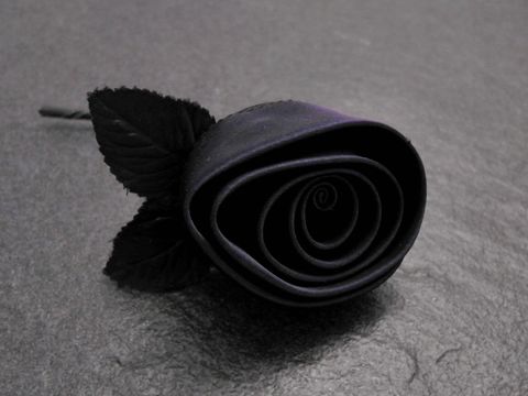 Eleganter Haarschmuck in Form einer Rose aus nachtblauem Satin mit zarter Verarbeitung und grünen Blättern, Hersteller Juwelier Harnisch, ideal für besondere Anlässe.