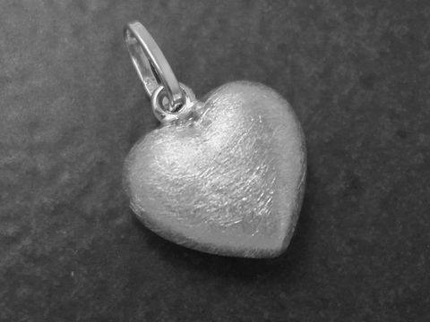 Silber Anhänger in Herzform, klassisch, 11,5 mm groß, eismattiert und poliert, hergestellt von Juwelier Harnisch, plastisch gestaltet.