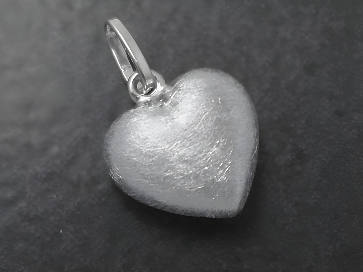 Silber Anhänger in Herzform, klassisch, 11,5 mm groß, eismattiert und poliert, hergestellt von Juwelier Harnisch, plastisch gestaltet.