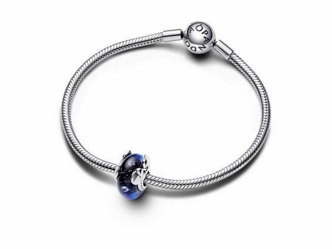 Blauer Murano-Glas-Charm von Pandora mit Micky Maus und Minnie Maus Motiv, umgeben von funkelndem Zirkonia, an einem Sterling Silber Armband, ideal für Disney-Fans.