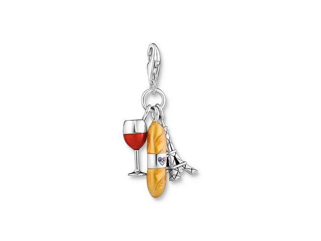 Charm-Anhänger von Thomas Sabo mit Pariser Ikonen, besteht aus Silber, Emaille, synthetischem Korund und Zirkonia, zeigt ein Weinglas, ein Baguette und den Eiffelturm.