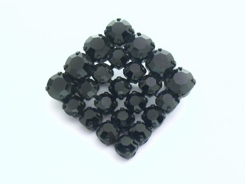 Schwarze Strass Brosche im Quadrat-Design für einen sexy City Look, hergestellt von Juwelier Harnisch. Elegante Brosche aus schwarzen Strass-Steinen, ideal für stilvolle Akzente.