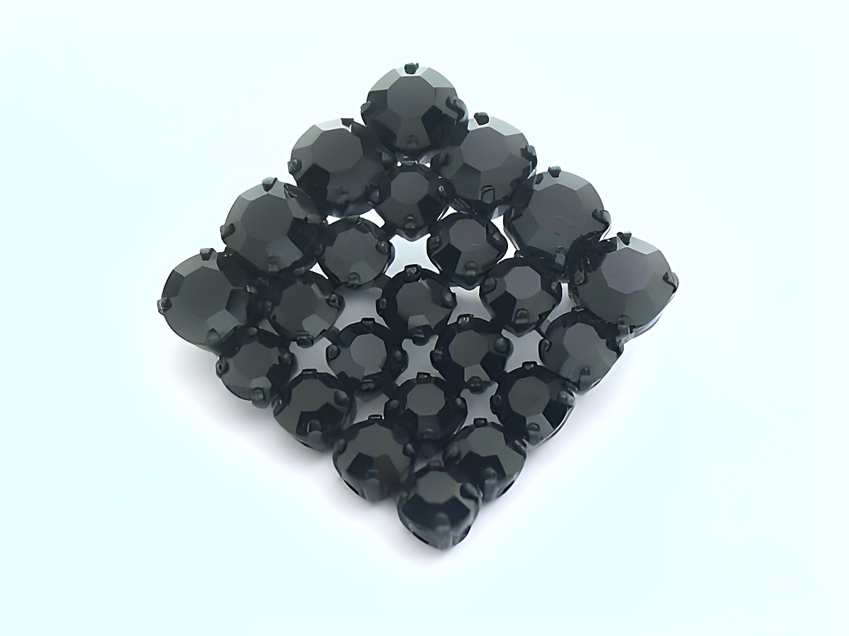 Schwarze Strass Brosche im Quadrat-Design für einen sexy City Look, hergestellt von Juwelier Harnisch. Elegante Brosche aus schwarzen Strass-Steinen, ideal für stilvolle Akzente.