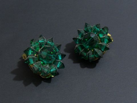Strass Ohrclips weiblich in grün und goldfarben, hergestellt von Juwelier Harnisch, mit funkelnden grünen Kristallen in floraler Form. Ideal für elegante Anlässe.