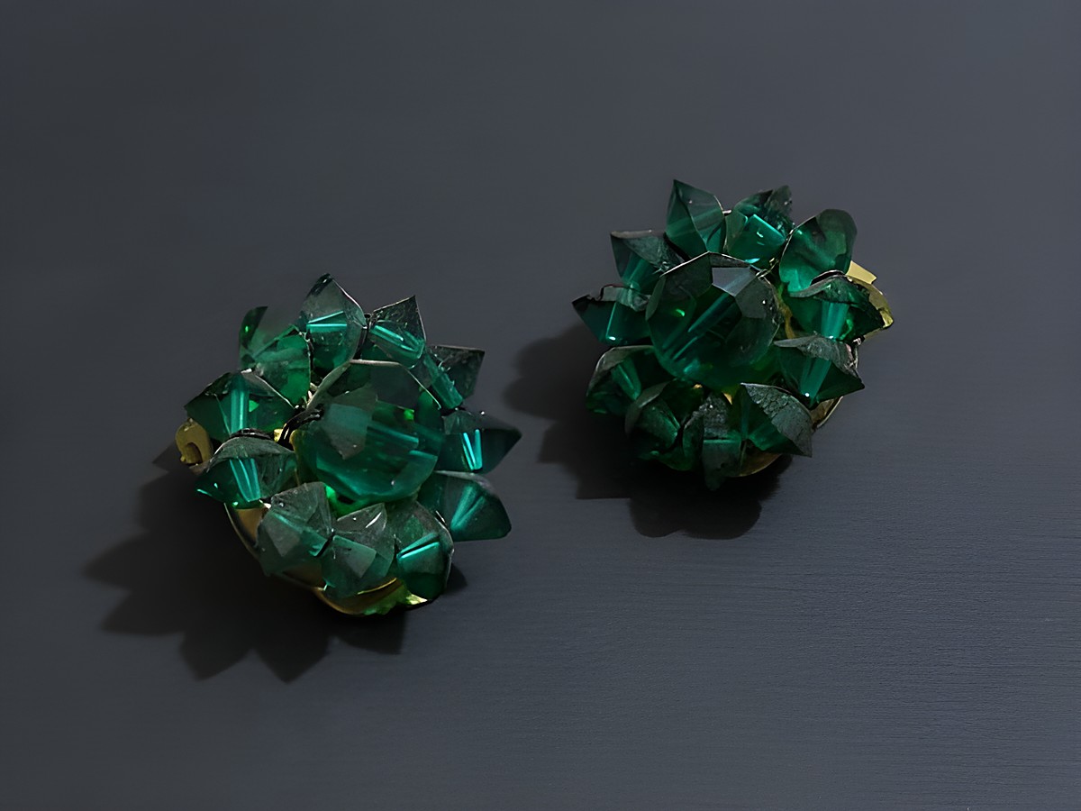 Strass Ohrclips weiblich in grün und goldfarben, hergestellt von Juwelier Harnisch, mit funkelnden grünen Kristallen in floraler Form. Ideal für elegante Anlässe.