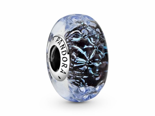 Gewellter dunkelblauer Muranoglas-Ozean-Charm von Pandora, aus Murano, Kristall und Glas, in abgerundeter Form mit blauen und schwarzen Farbverläufen und silberner Pandora-Inschrift.