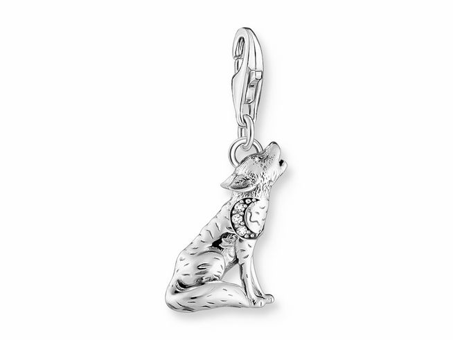 Charm-Anhänger in Form eines sitzenden Wolfs aus geschwärztem Silber, verziert mit Zirkonia und detaillierten Oberflächen. Ideal für individuelle Schmuckkreationen von Thomas Sabo.