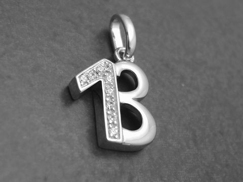 Sterling Silber Anhänger in Form der Glückszahl 13 mit Zirkonia-Steinen, hergestellt von Juwelier Harnisch als Glücksbringer, elegant und funkelnd.