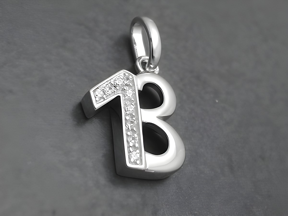 Sterling Silber Anhänger in Form der Glückszahl 13 mit Zirkonia-Steinen, hergestellt von Juwelier Harnisch als Glücksbringer, elegant und funkelnd.