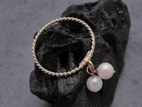 Gold Perlen Ring aus 333er Gold, einreihig mit zwei Zuchtperlen von 5,1 mm, Größe 59, Hersteller Juwelier Harnisch, bis Größe 60/19, elegant auf schwarzem Untergrund präsentiert.