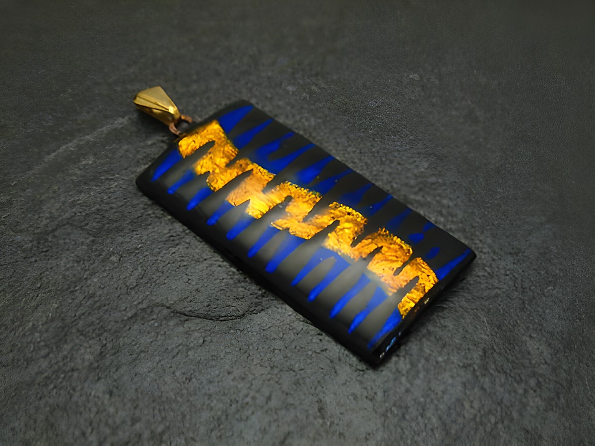 Blau-gelber Emaille Anhänger mit vergoldetem Muster, VINTAGE, Hersteller: Juwelier Harnisch, ideal für ketten und als modisches Accessoire.