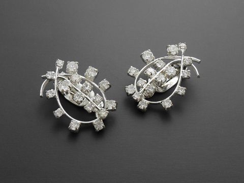 Strass Ohrclips reizvoll in weiß, verziert mit funkelnden Strasssteinen, hergestellt von Juwelier Harnisch, ideal für elegante Anlässe und stilvolle Auftritte.