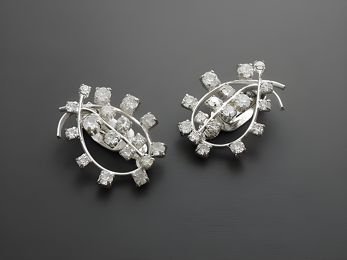 Strass Ohrclips reizvoll in weiß, verziert mit funkelnden Strasssteinen, hergestellt von Juwelier Harnisch, ideal für elegante Anlässe und stilvolle Auftritte.