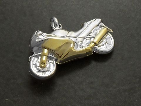 Motorrad Anhänger aus Sterling Silber in bicolor, gefertigt vom Juwelier Harnisch, präsentiert ein detailliertes Fahrzeugdesign. Ideal für Motorradliebhaber.