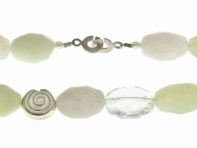 Steinkette 51 cm aus Rosenquarz, Prehnit und Bergkristall mit einer hochwertigen Silberverschluss von Juwelier Harnisch. Ideal für stilvolle Auftritte und natürliche Eleganz.