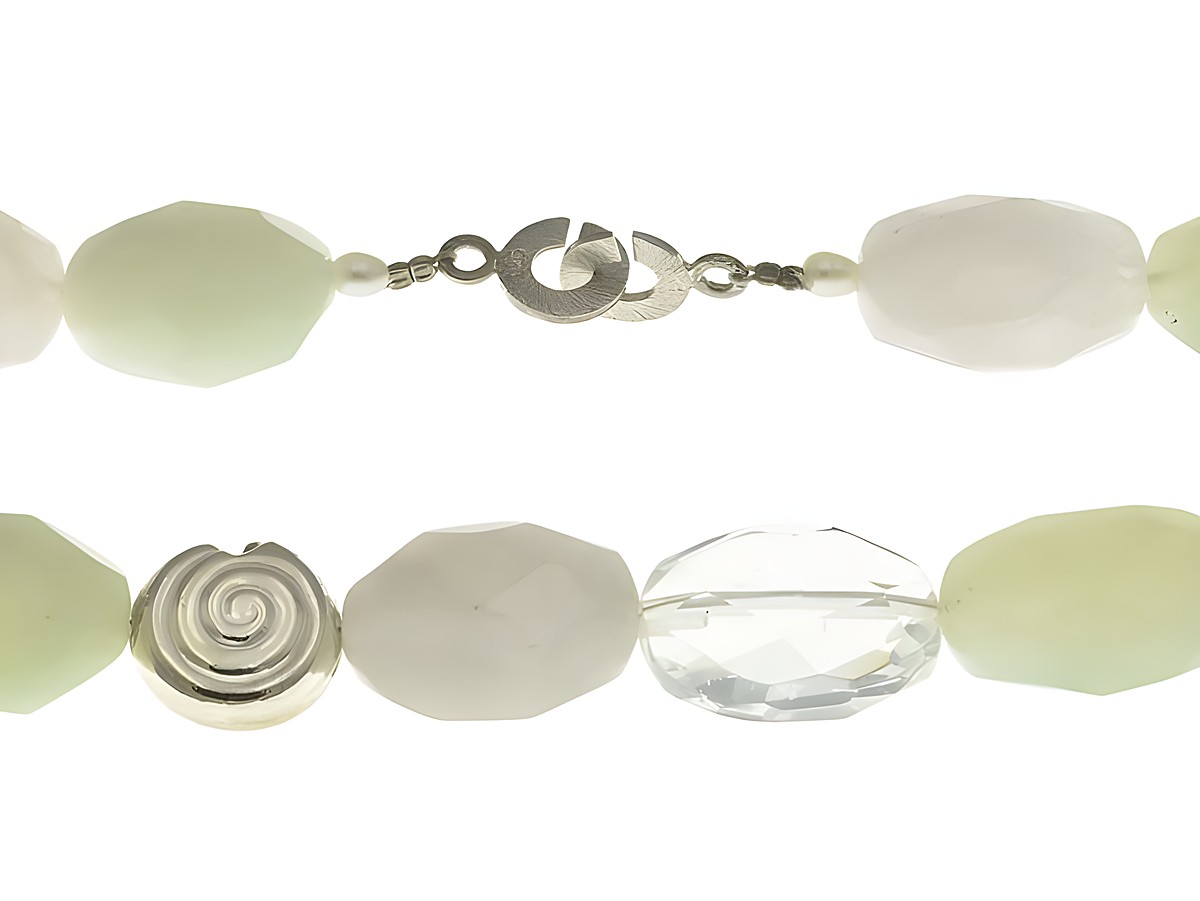 Steinkette 51 cm aus Rosenquarz, Prehnit und Bergkristall mit einer hochwertigen Silberverschluss von Juwelier Harnisch. Ideal für stilvolle Auftritte und natürliche Eleganz.